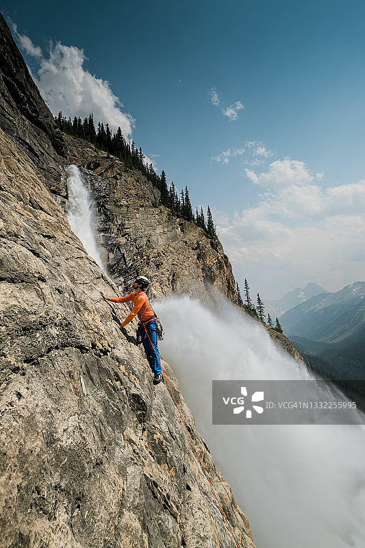 岩石攀登者攀登加拿大塔卡考瀑布顶端图片素材