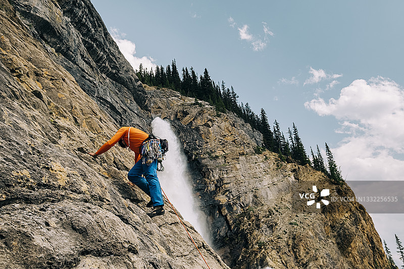 岩石攀登者攀登加拿大塔卡考瀑布顶端图片素材