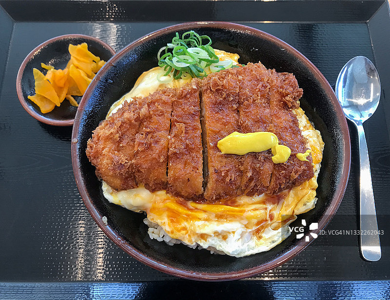 酱汁猪排饭定食，炸猪排盖饭图片素材
