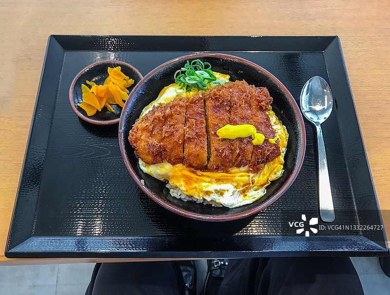 酱汁猪排饭定食，炸猪排盖饭图片素材