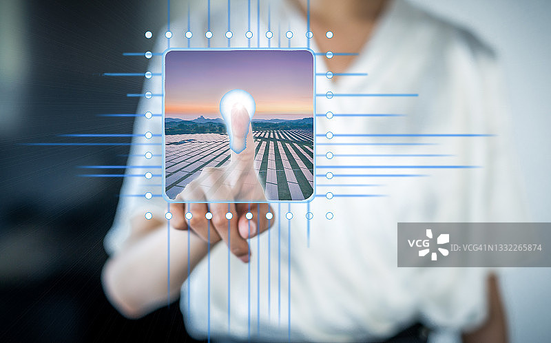 年轻女子触摸虚拟屏幕图片素材