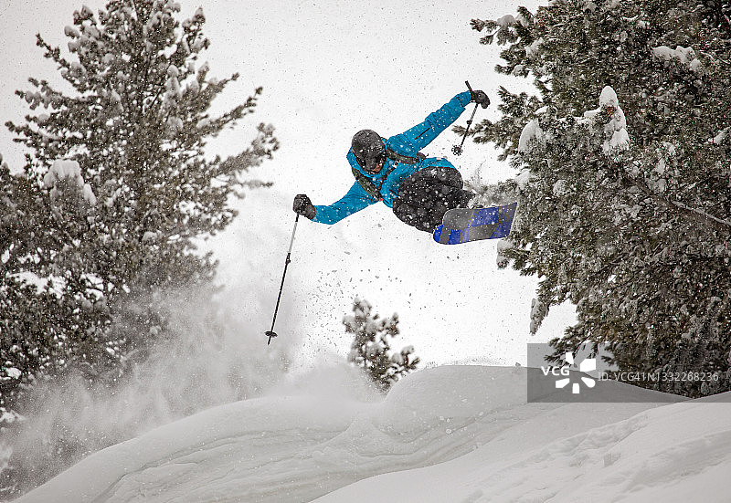 滑雪者在雪天里做出精彩跳跃图片素材