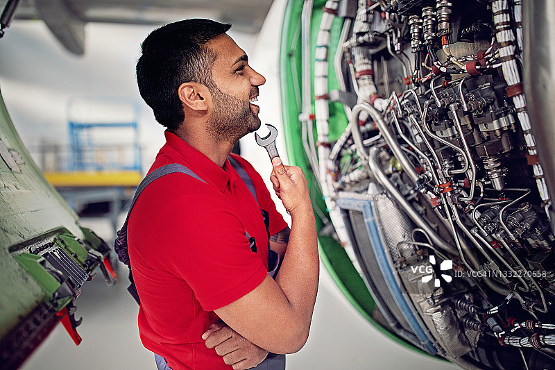 飞机机械师在飞机库内维修发动机图片素材
