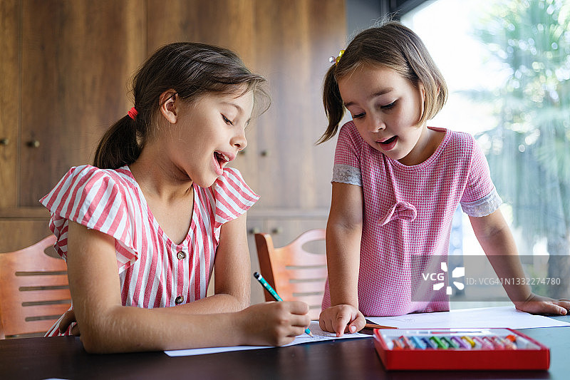 姐妹在家一起画画图片素材