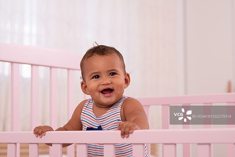 婴儿在婴儿床里图片素材