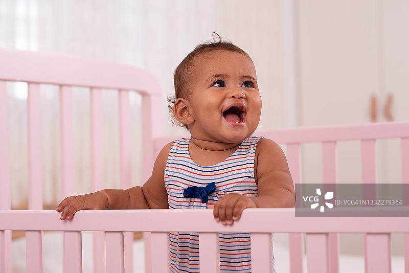 婴儿在婴儿床里图片素材