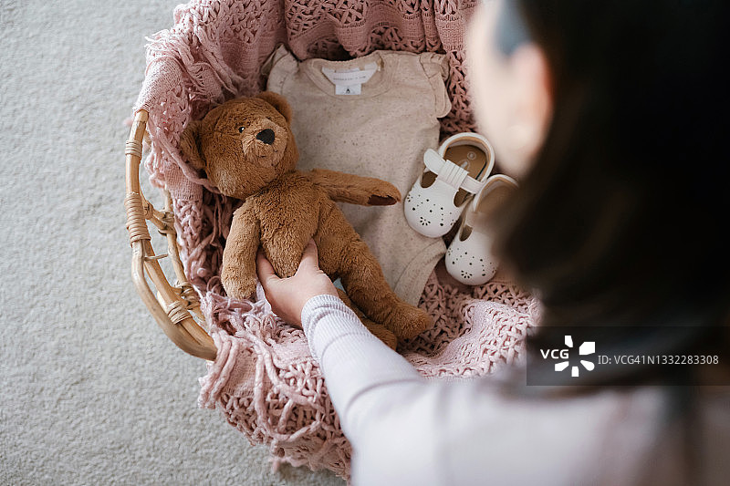 孕妇整理婴儿用品：迎接新生图片素材