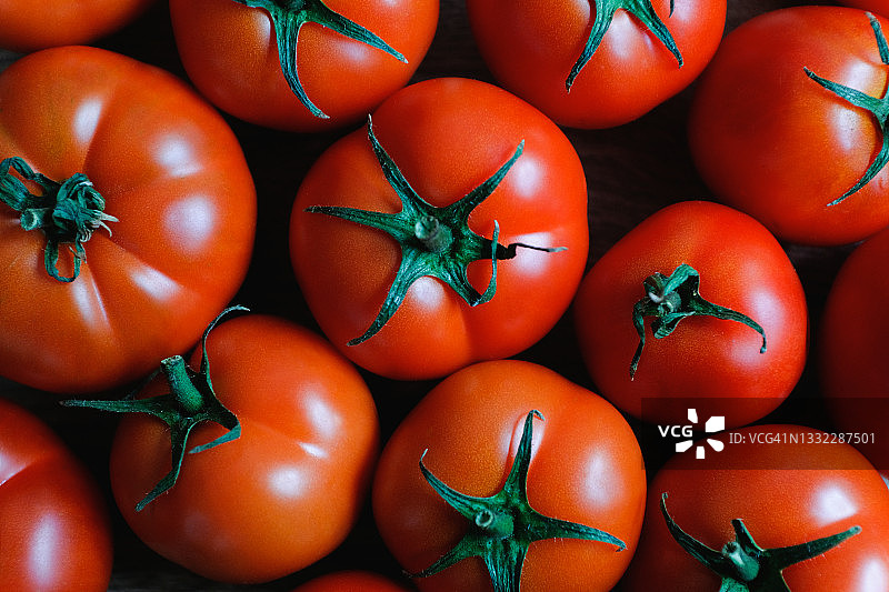 木桌上成熟的红番茄：素食、纯素食，生食图片素材