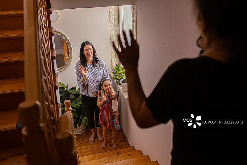 母女告别保姆后去上学图片素材