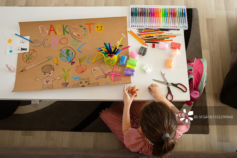 有创意有才华的女生制作“新学年开始”主题海报图片素材