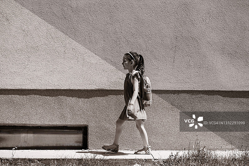 女学生走路上学图片素材