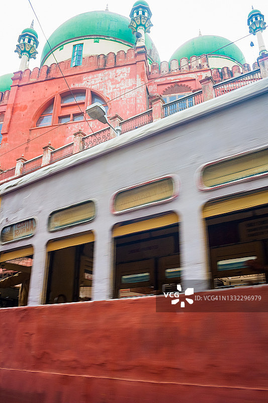 加尔各答有轨电车驶过清真寺图片素材