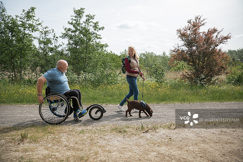 和朋友一起遛狗图片素材