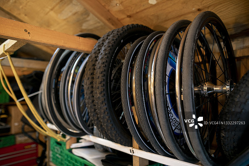 一排车轮图片素材