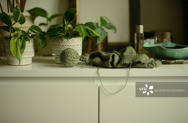 白色橱柜上的绿色针织项目图片素材