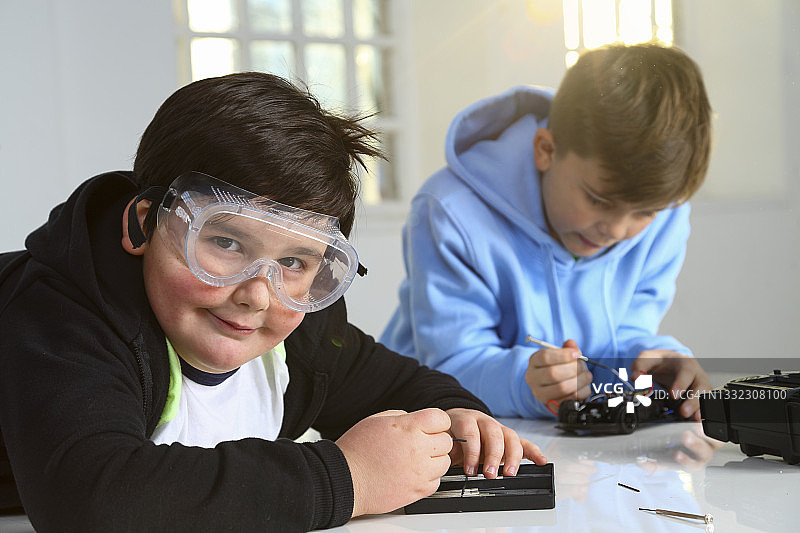 参加技术研讨会的两个男孩图片素材