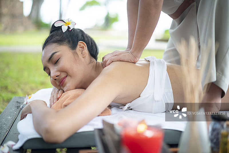 在户外水疗中心的亚洲年轻女性图片素材