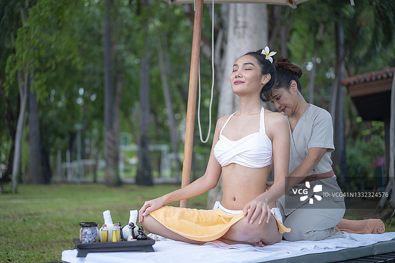 年轻的亚洲女性在按摩水疗度假村放松身心图片素材