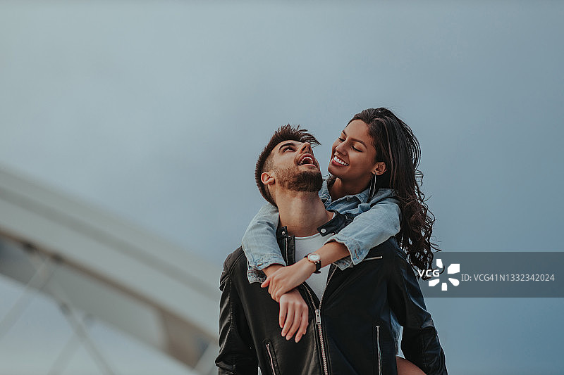 情侣约会乐趣瞬间图片素材