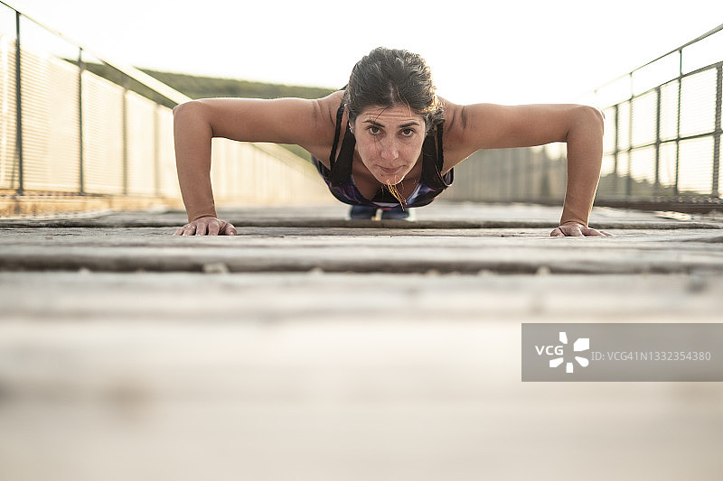 女子训练桥式俯卧撑，底部留有复制空间图片素材