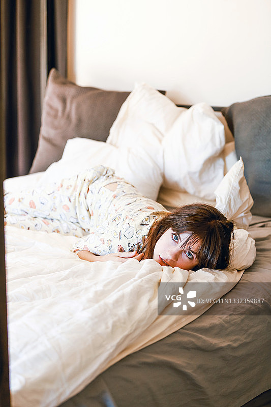 疲惫的女人独自在床上图片素材