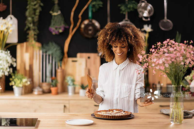 年轻的非裔美国妇女在家烘烤美式馅饼图片素材