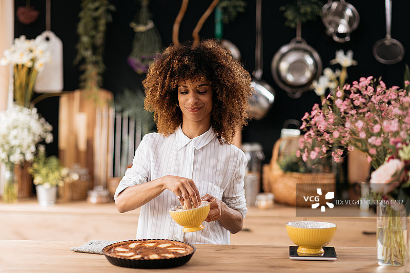 年轻的非裔美国妇女在家烘烤美式馅饼图片素材