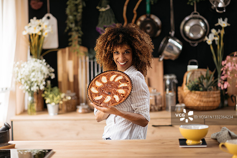 年轻的非裔美国妇女在家烘烤美式馅饼图片素材