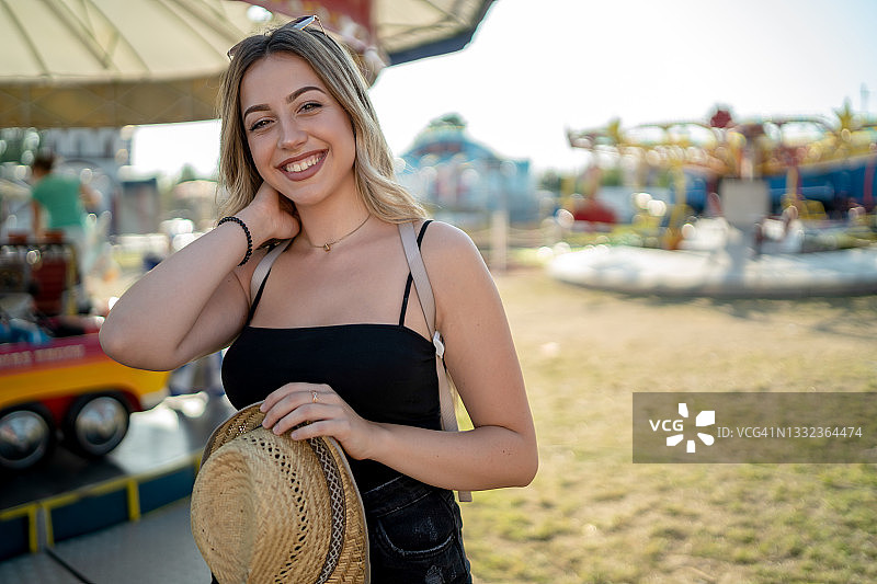 夏天在公园里的姐妹图片素材