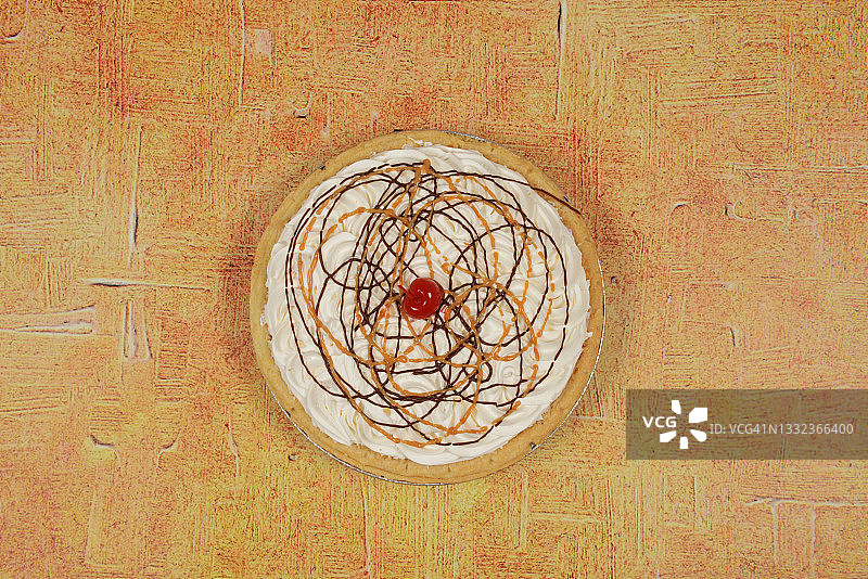 奶油樱桃馅饼，米色背景图片素材