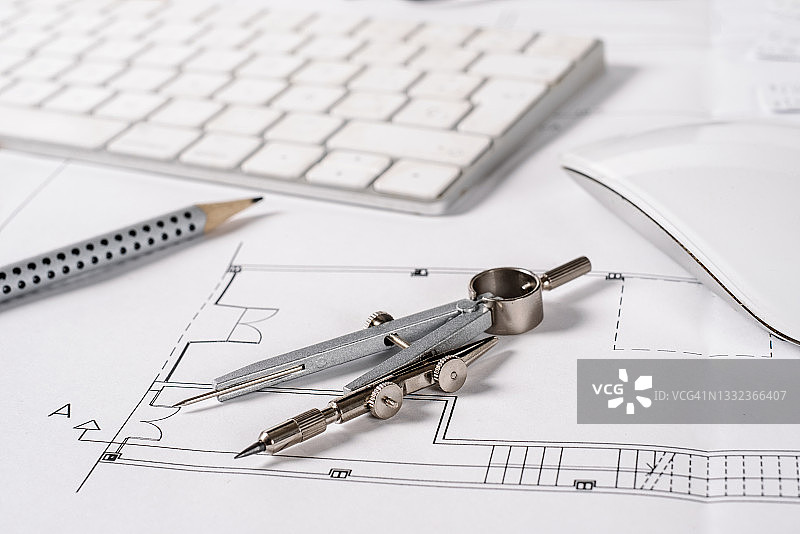 建筑工程师在蓝图上绘制图纸的特写图片素材
