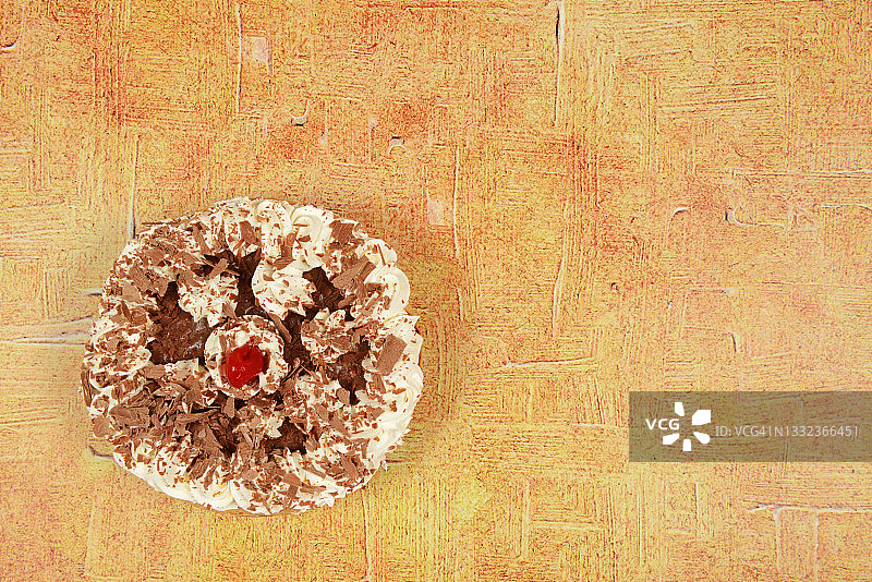 带樱桃的巧克力慕斯派，米色背景图片素材