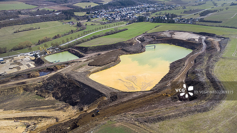 砾石和沙子露天采矿场航拍，含湖泊图片素材