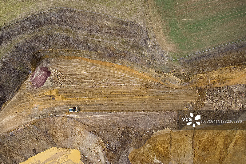 砂石露天矿场航拍：沙丘景观图片素材