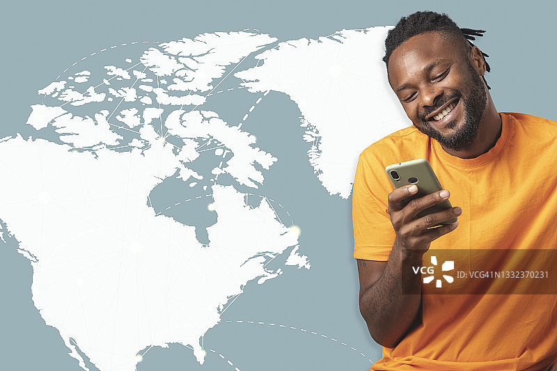 使用手机App进行度假和旅行，背景为地图和飞机图标图片素材