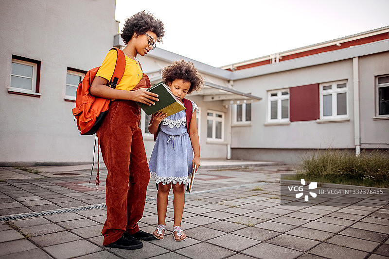 我爱我的妹妹图片素材