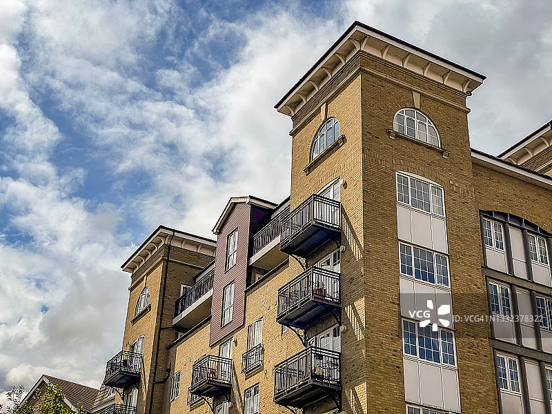 伦敦高档住宅区和传统公寓楼的仰视角度照片图片素材