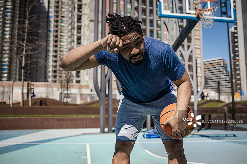 打篮球的年轻男人图片素材