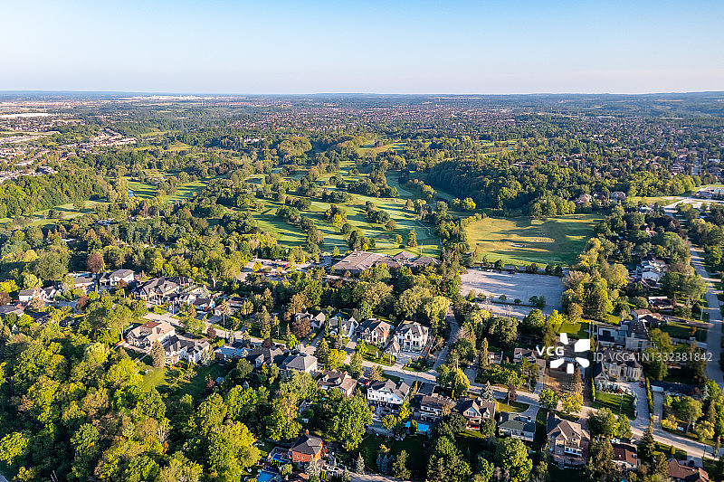 加拿大沃恩伍德布里奇伊斯灵顿大道住宅区鸟瞰：独立式和复式房屋图片素材