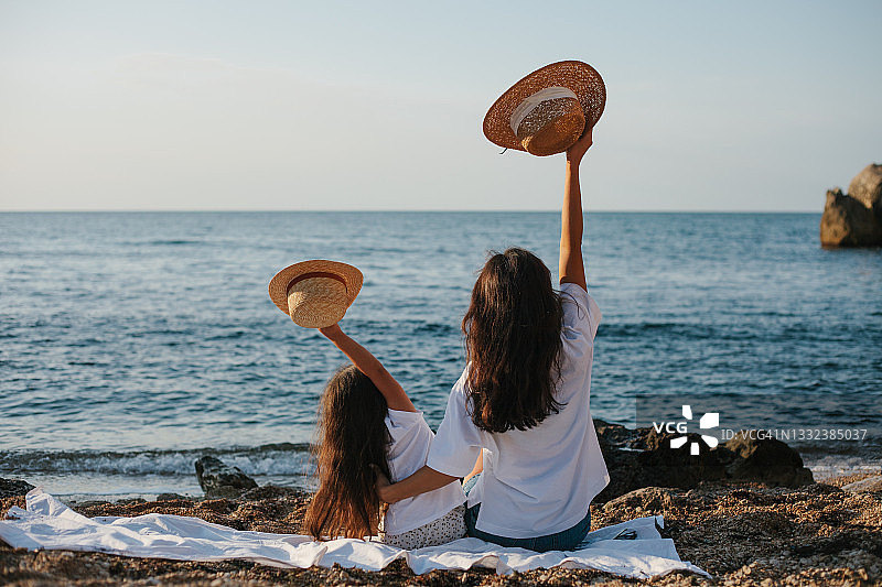 亚洲母亲和女儿在海滩享受夏日乐趣图片素材