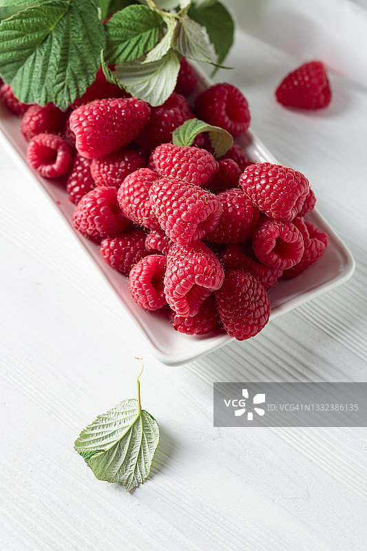新鲜多汁的覆盆子与叶子图片素材