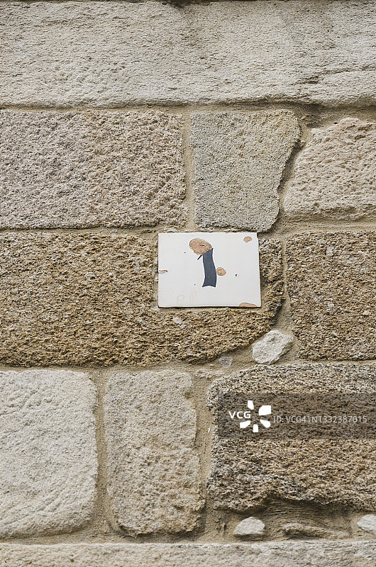 外部石墙上的数字1特写图片素材