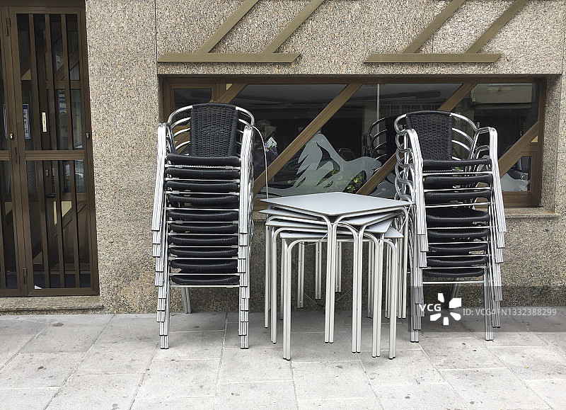 因第二波新冠疫情而关闭的西班牙拉科鲁尼亚酒吧。图片素材