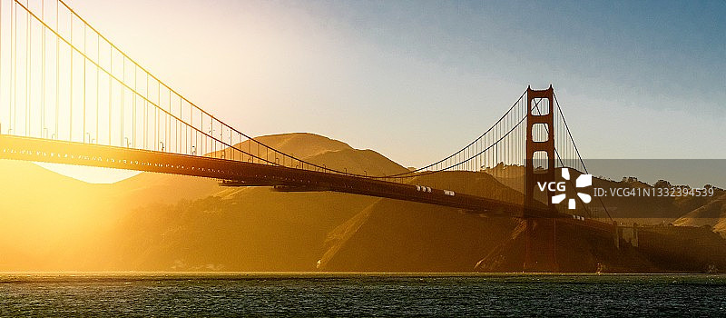 日落时分的旧金山金门大桥图片素材
