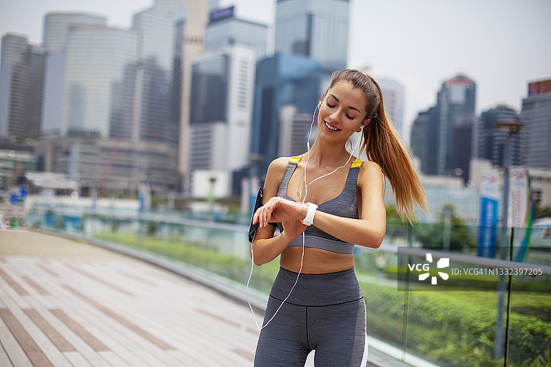 女运动员查看智能手表上的健身数据图片素材