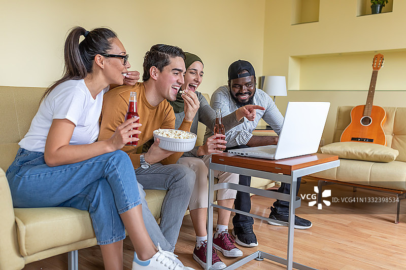 一群快乐的年轻朋友在家看有趣的电影图片素材