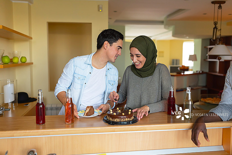 年轻穆斯林女子和男友在家庆祝生日的照片图片素材