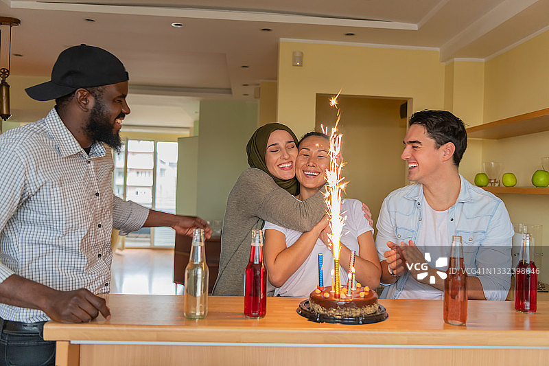 年轻的亚洲女人和不同种族的朋友们一起庆祝生日图片素材