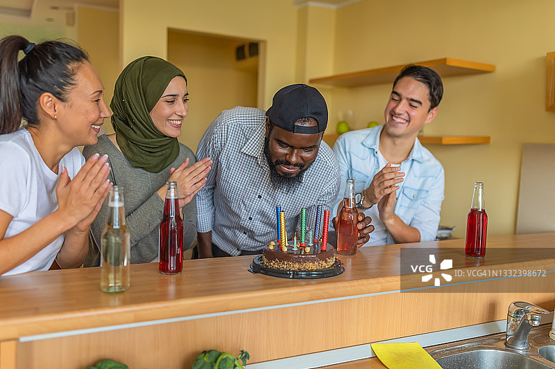 一位非洲裔年轻男人与不同种族的朋友们一起庆祝生日图片素材