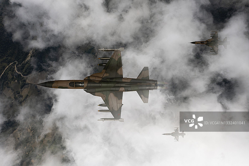 喷气式战斗机在云层上飞行。图片素材